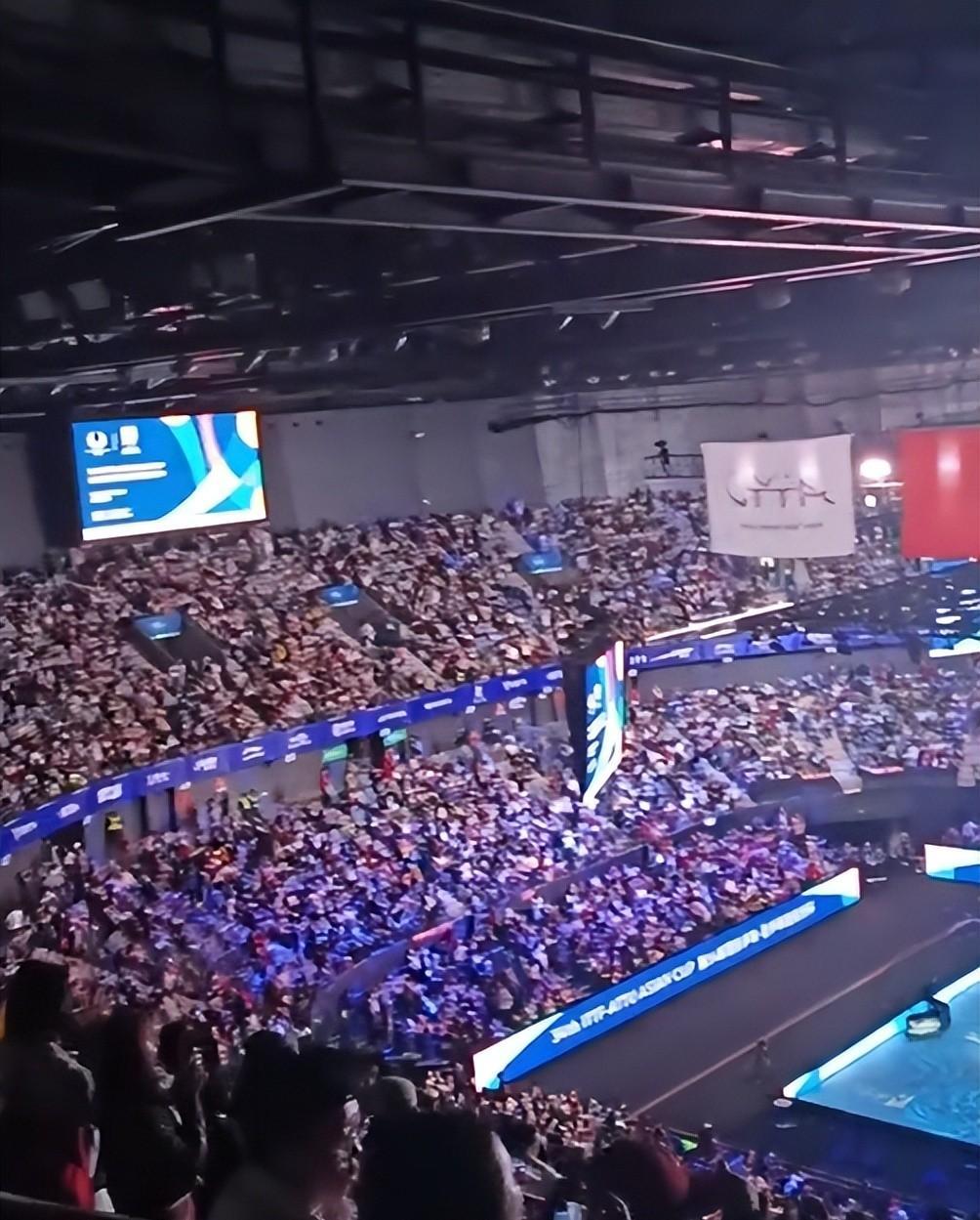 顶尖对决！国际足球赛场上座无虚席的简单介绍