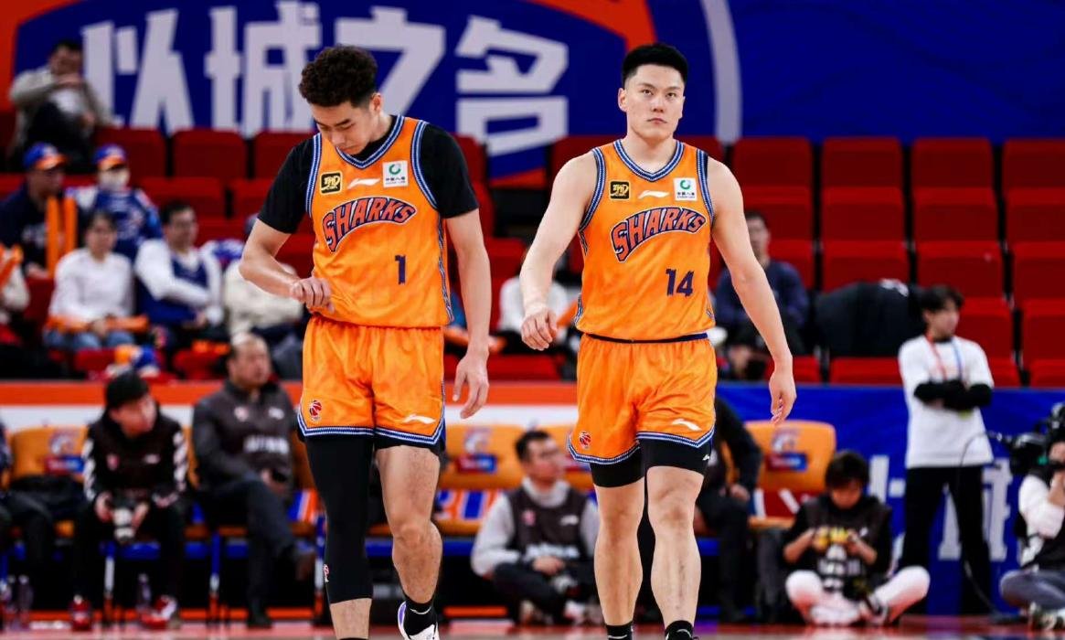 包含陕西男篮在比赛中顽强拼搏，一举战胜对手的词条