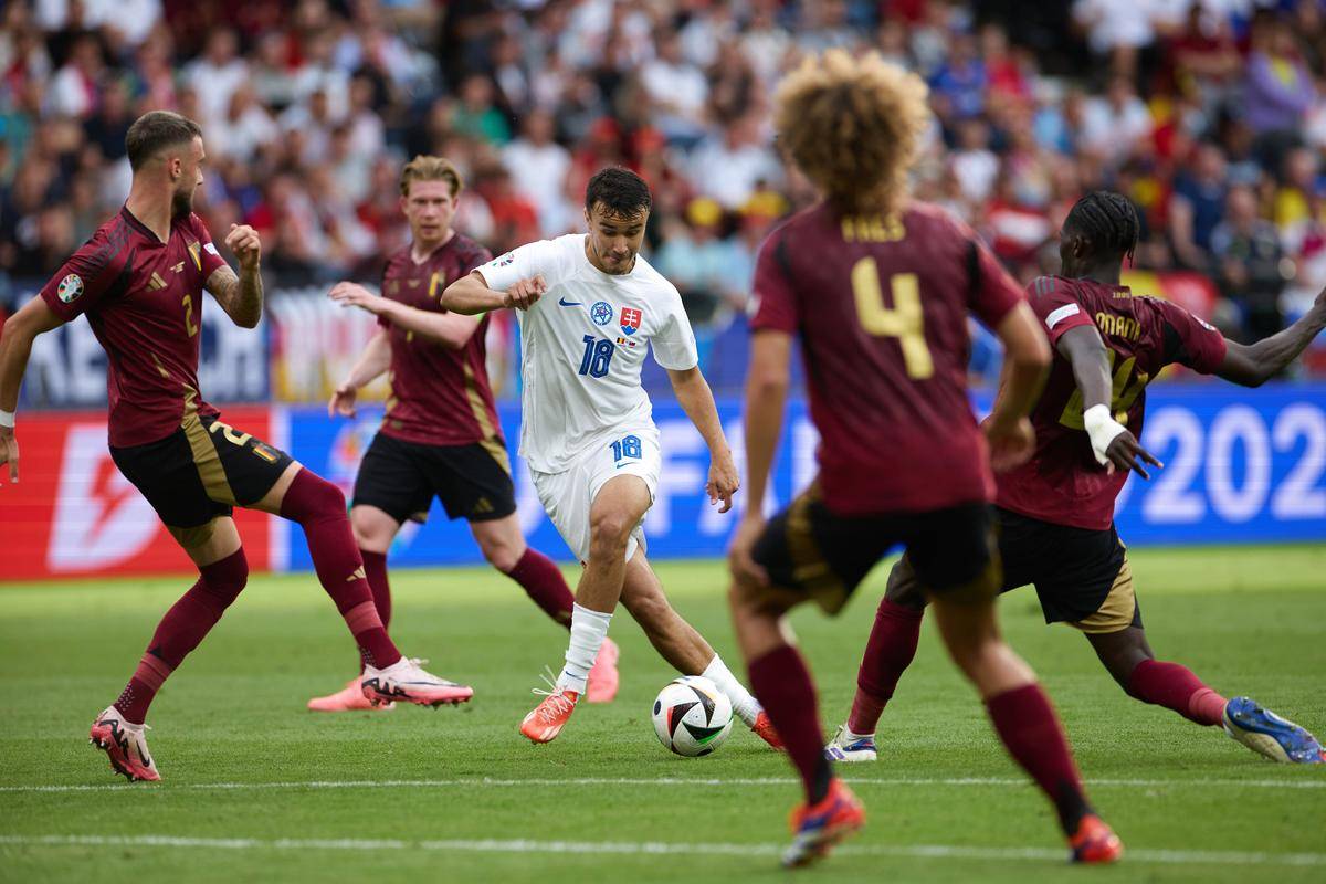 包含斯洛文尼亚队实现逆袭成功晋级欧锦赛的词条